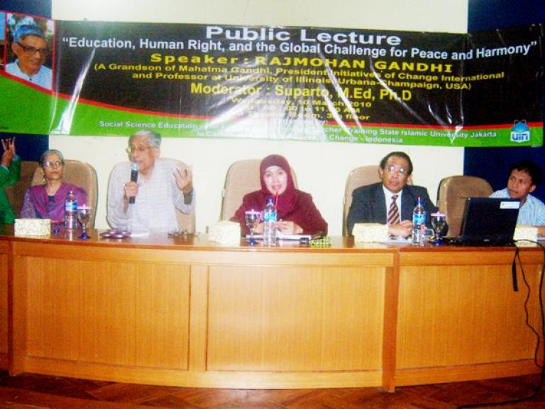 Professor Rajmohan Gandhi giving public lecture, UIN (State Islamic University) Jakarta, March 10, 2010