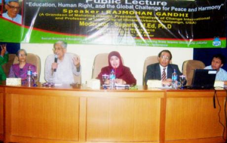 Professor Rajmohan Gandhi giving public lecture, UIN (State Islamic University) Jakarta, March 10, 2010